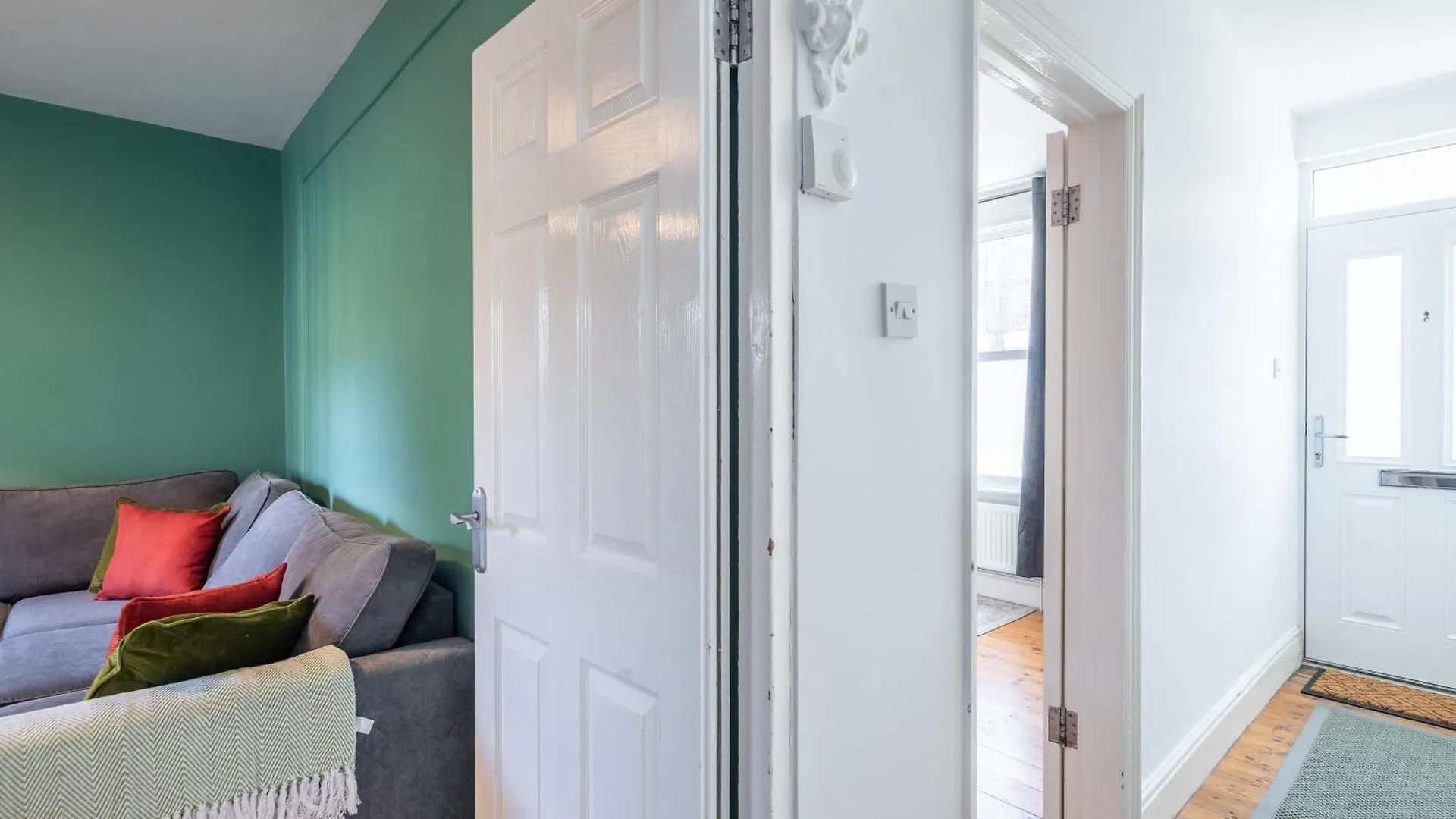 Stylish 3-Bed Home In The Heart Of The Cambridge 0*,
